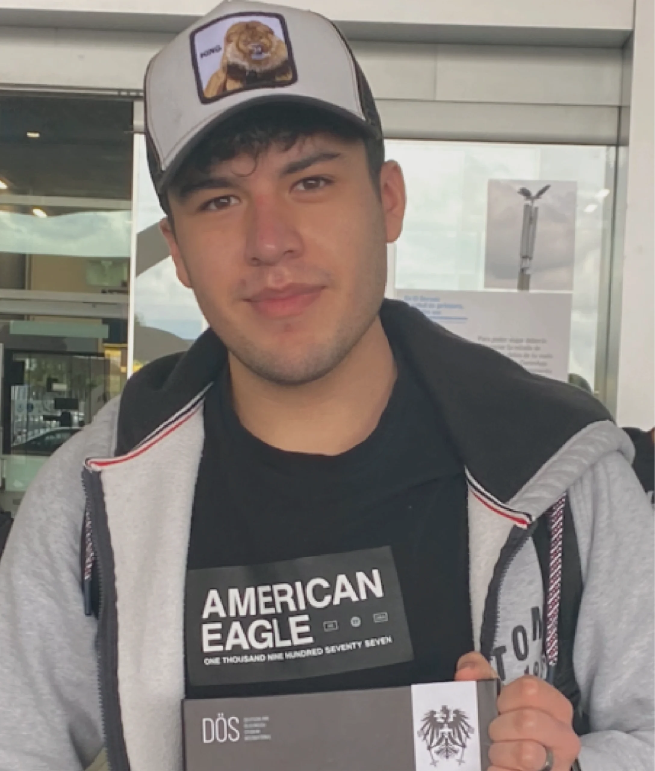 Estudiante DÖS con su carpeta de documentos