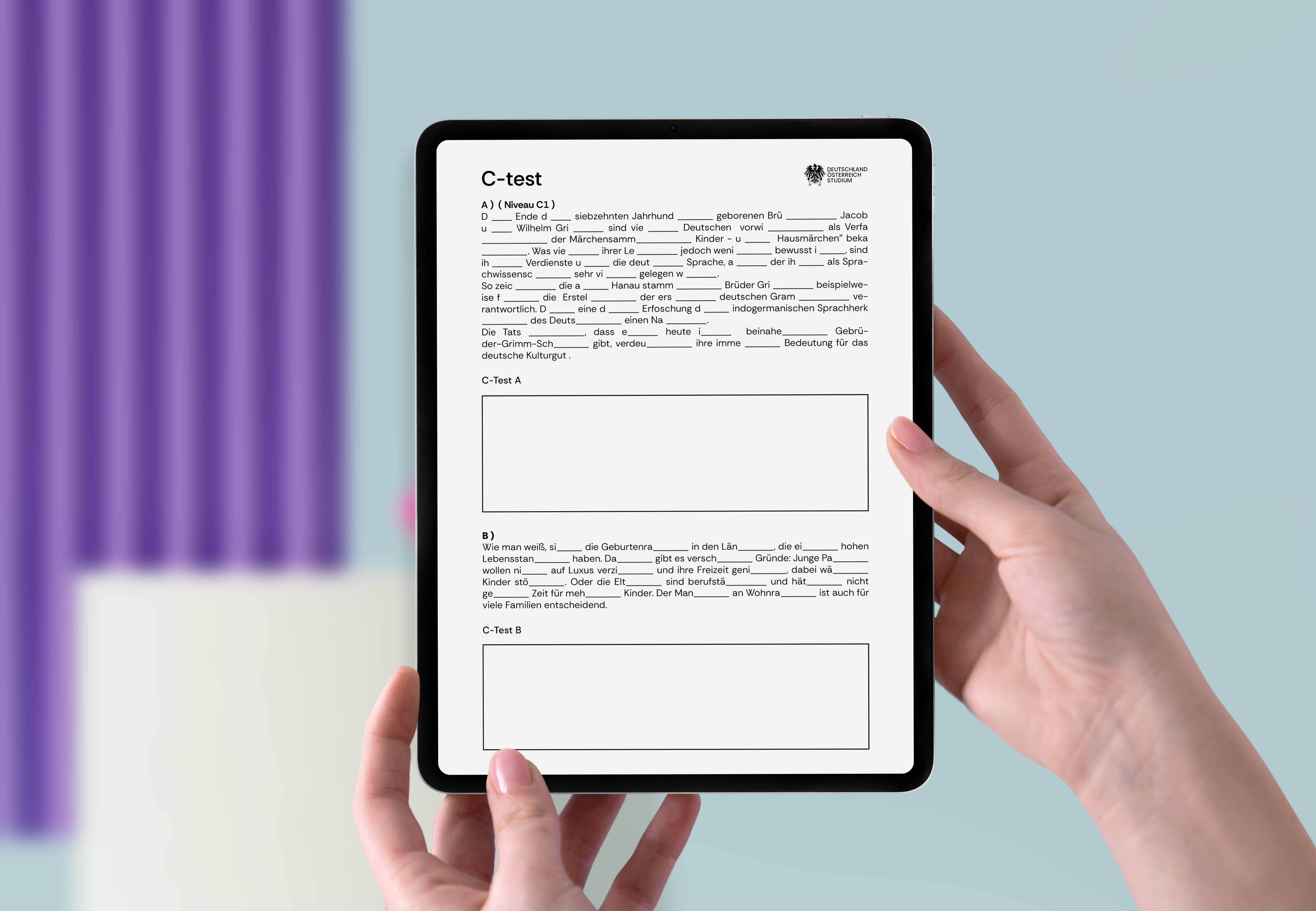 Tablet mit Leseverstehen-Übungen aus dem Studienkolleg-Buch