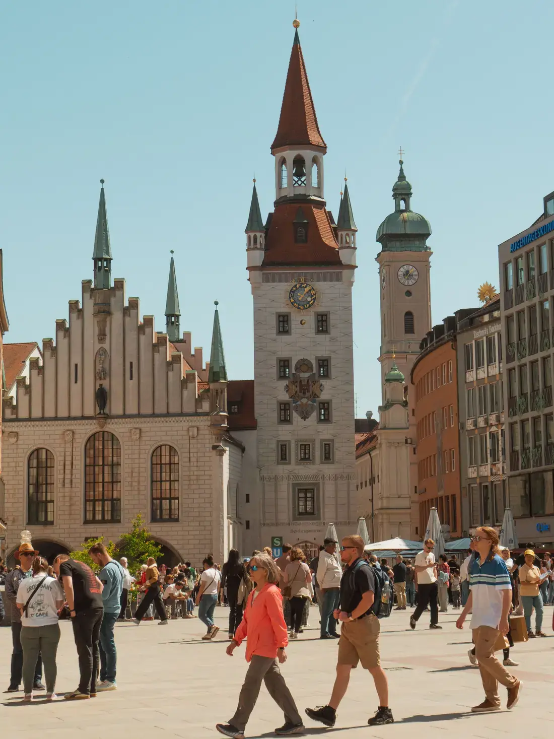 Estudia en Alemania Antiguo Ayuntamiento de Múnich, con la plaza llena de gente