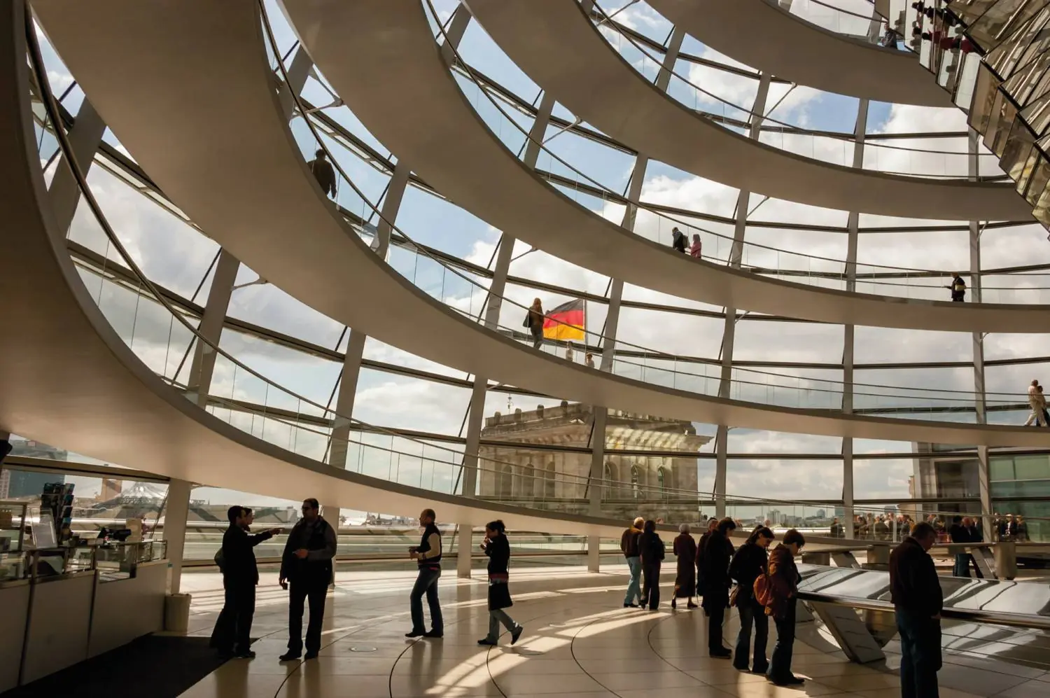 Estudia en Alemania Interior de la cúpula del Reichstag, en Berlín