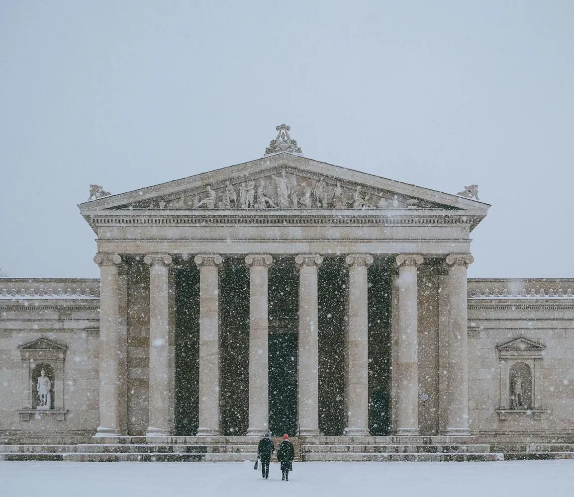 Estudia en Alemania Edificio con columnas bajo la nieve