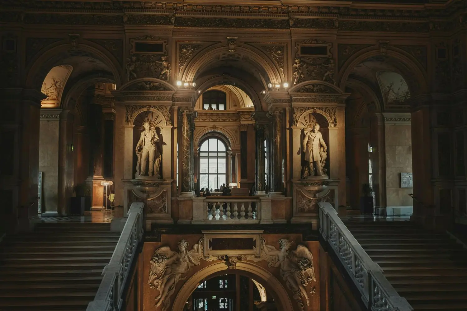 Estudia en Alemania Escalinata interior de un museo
