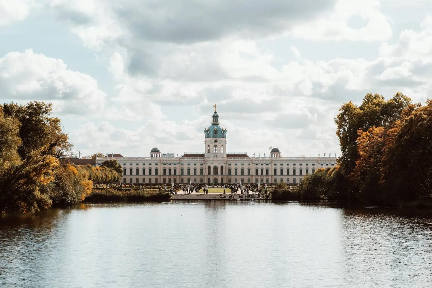 Estudia en Alemania Palacio de Charlottenburg, en Berlín, visto desde el agua