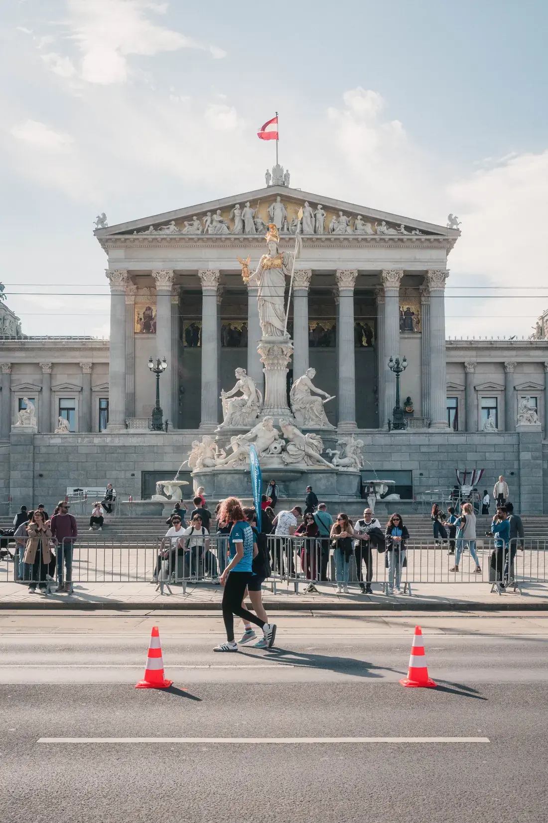 Estudia en Alemania Parlamento de Austria, en Viena, con la fuente de Palas Atenea