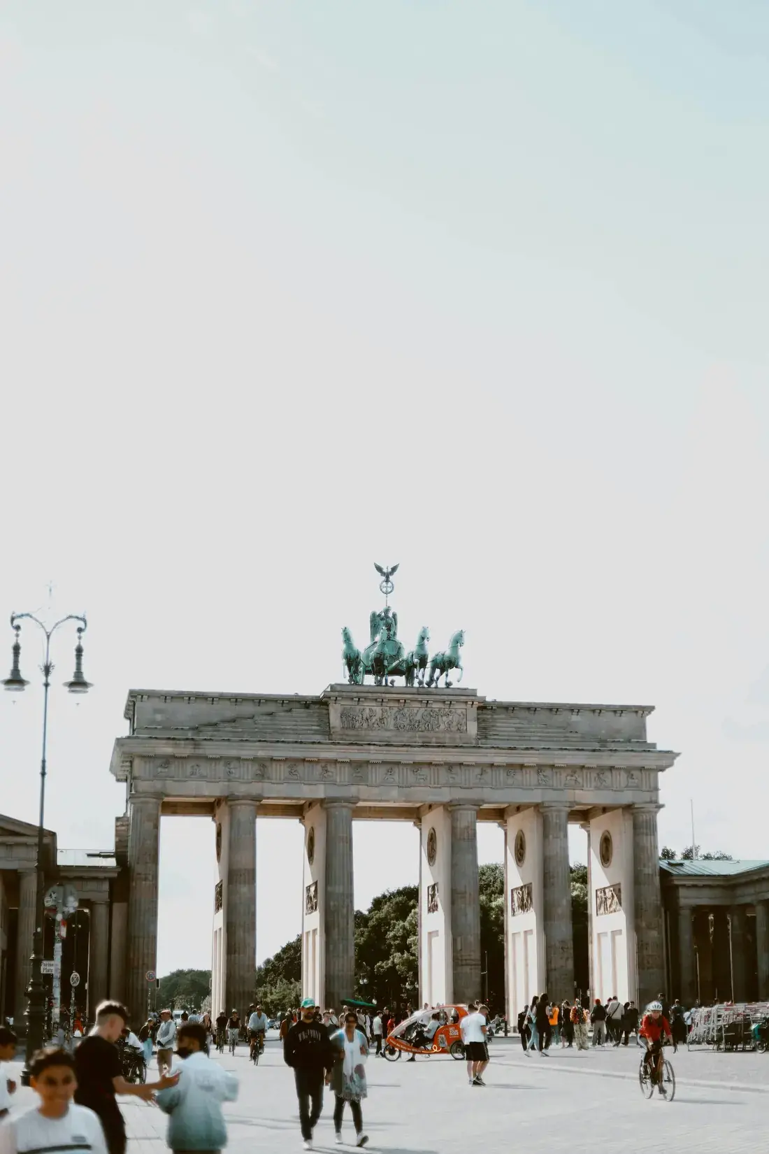 Estudia en Alemania Puerta de Brandeburgo, en Berlín, con personas en la plaza