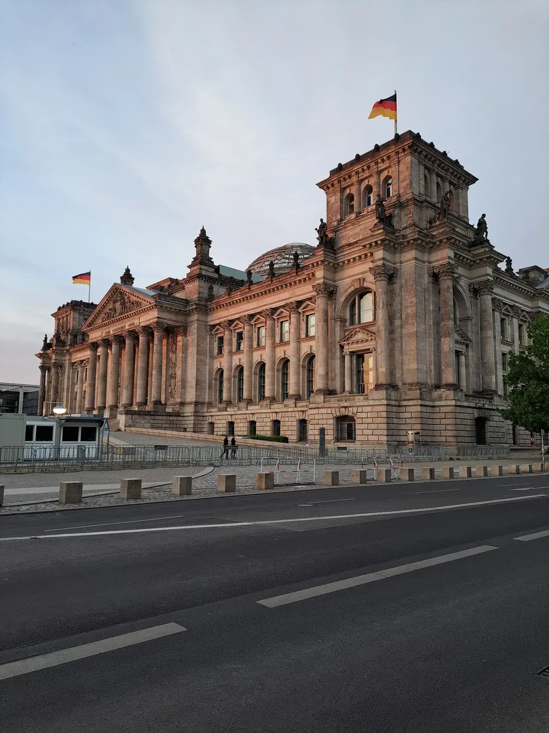 Estudia en Alemania Reichstag, en Berlín, visto desde la calle